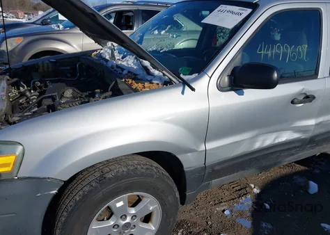 2005 Ford Escape Xlt z USA, uszkodzony, nr VIN 1FMYU93105DA11348